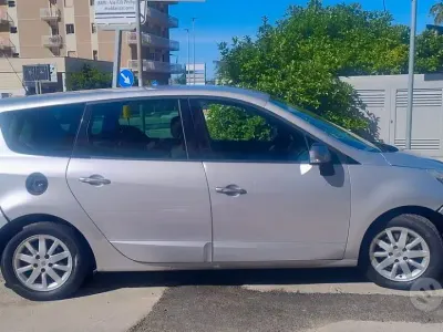 Usata Renault Scénic 110 CV (80 kW) 2011 Grigio Monovolume