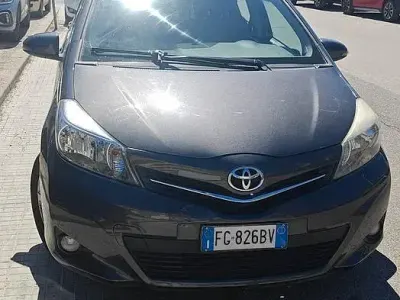 Usata Toyota Yaris 69 CV (50 kW) 2011 Grigio Utilitaria