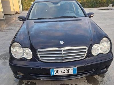 Käytetty Mercedes 220 150 HP (110 kW) 2006 Sininen Sedan