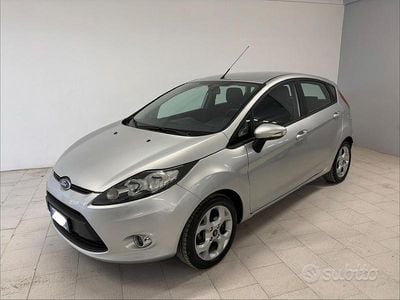 Usata Ford Fiesta Titanium 60 CV (44 kW) 2012 Grigio Utilitaria
