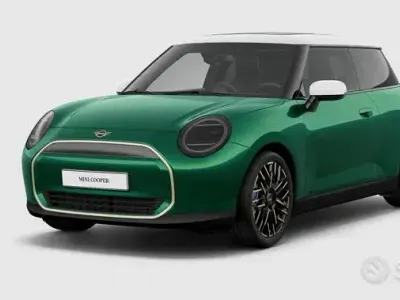 Usata Mini Cooper Favoured 135 kW (184 CV) 2024 Verde Utilitaria