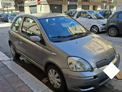 Usata Toyota Yaris 65 CV (47 kW) 2003 Grigio Utilitaria
