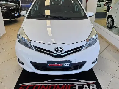 Usata Toyota Yaris Active 69 CV (50 kW) 2013 Bianco Utilitaria