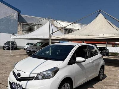 Usata Toyota Yaris Cool 69 CV (50 kW) 2014 Bianco pastello Utilitaria