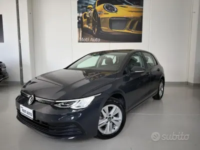 Usata VW Golf VIII Life 110 CV (80 kW) 2021 Grigio Berlina