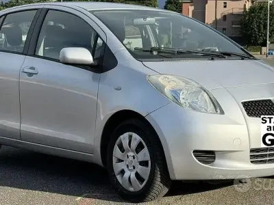 Usata Toyota Yaris Sol 69 CV (50 kW) 2007 Grigio Utilitaria