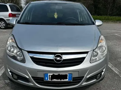 Usata Opel Corsa Club 86 CV (63 kW) 2010 Argento Utilitaria