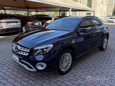 Usata Mercedes GLA180 109 CV (80 kW) 2017 Blu / metallizzato SUV