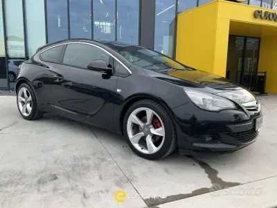 Usata Opel Astra GTC Cosmo 179 CV (131 kW) 2013 Nero Utilitaria
