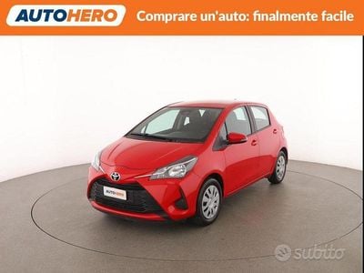 Usata Toyota Yaris Cool 69 CV (50 kW) 2018 Rosso Berlina