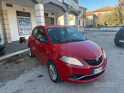 Usata Lancia Ypsilon Platinum 69 CV (50 kW) 2018 Rosso Utilitaria