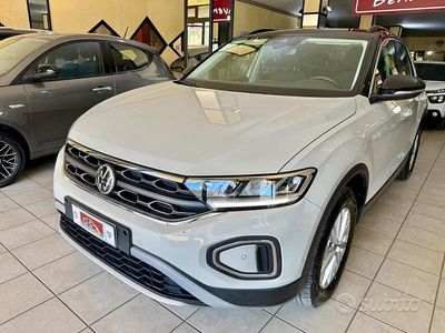 Usata VW T-Roc Life 110 CV (80 kW) 2023 Beige SUV
