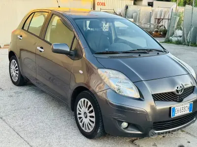 Brugt Toyota Yaris Sol 100 HK (73 kW) 2011 Grå Hatchback