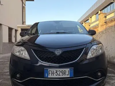 Usata Lancia Ypsilon Gold 69 CV (50 kW) 2017 Utilitaria