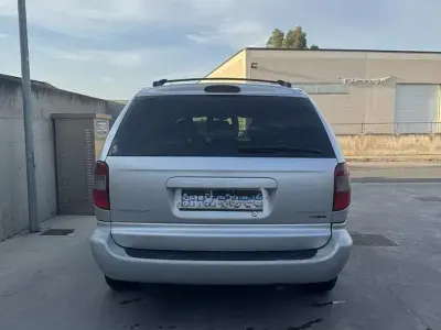 Usata Chrysler Voyager 118 CV (86 kW) 2001 Grigio Monovolume