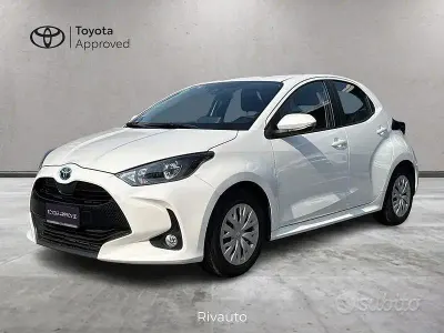 Usata Toyota Yaris Hybrid Active 116 CV (85 kW) 2022 Bianco Berlina
