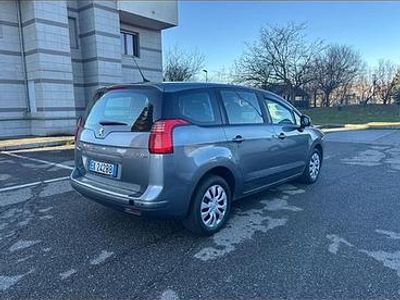 Usata Peugeot 5008 120 CV (88 kW) 2011 Grigio Monovolume