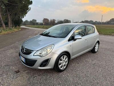 Usado Opel Corsa 86 HP (63 kW) 2012 Cinzento Sedan