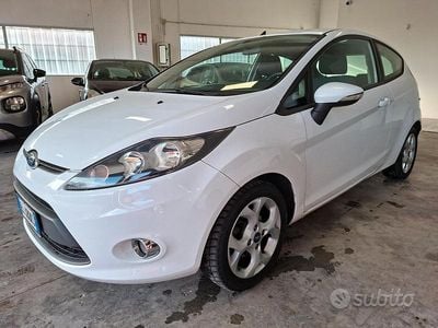 Usata Ford Fiesta 60 CV (44 kW) 2012 Bianco Utilitaria