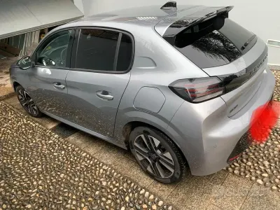 Usata Peugeot 208 Allure 101 CV (74 kW) 2024 Grigio Utilitaria