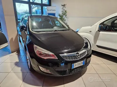 Używany Opel Astra Cosmo 140 KM (102 kW) 2011 Czarny Sedan/Limuzyna