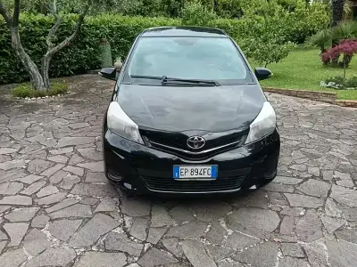 Usata Toyota Yaris 90 CV (66 kW) 2012 Nero Utilitaria