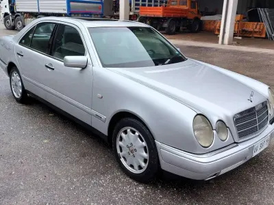 Usata Mercedes E300 147 CV (108 kW) 1998 Grigio Berlina