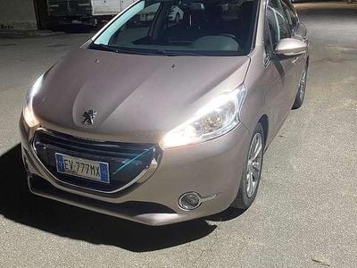 Usata Peugeot 208 Allure 68 CV (50 kW) 2014 Grigio Utilitaria