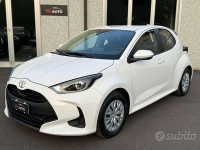 Usata Toyota Yaris Hybrid Active 92 CV (67 kW) 2025 Bianco Berlina
