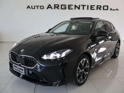 Nuova BMW 120 M Sport 163 CV (119 kW) 2025 Black shapphire met Utilitaria