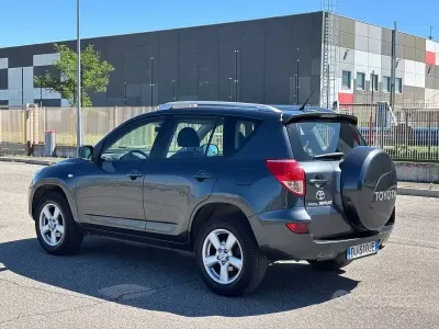 Usata Toyota RAV4 Luxury 152 CV (111 kW) 2007 Grigio SUV