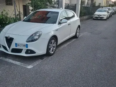 Usata Alfa Romeo Giulietta 105 CV (77 kW) 2012 Bianco Utilitaria