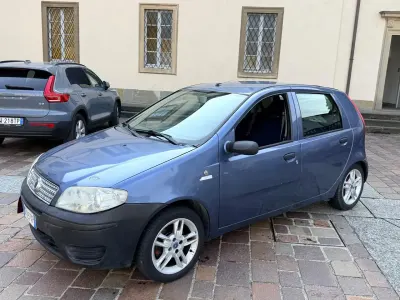 Usata Fiat Punto 69 CV (50 kW) 2005 Blu Utilitaria