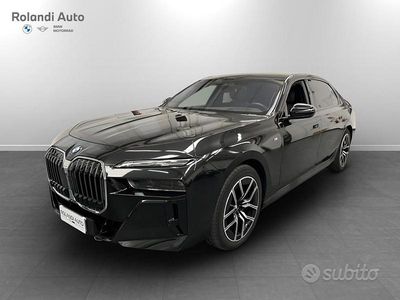 Usata BMW 740 M Sport 299 CV (219 kW) 2024 Black sapphire metallizzato Berlina