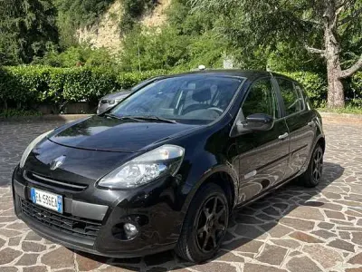 Usata Renault Clio Luxe 75 CV (55 kW) 2010 Nero Utilitaria