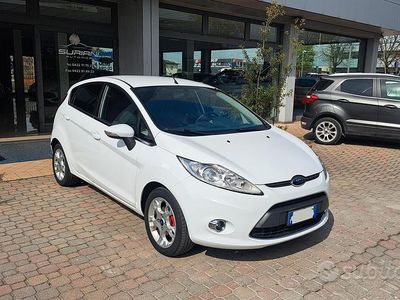 Usata Ford Fiesta Titanium 71 CV (52 kW) 2012 Bianco Utilitaria