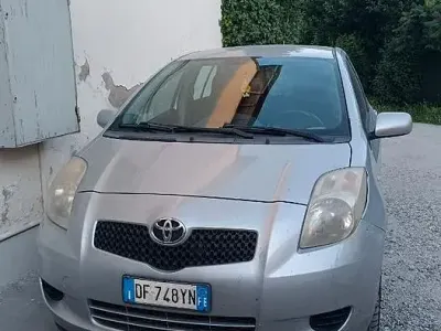 Usata Toyota Yaris 69 CV (50 kW) 2007 Grigio Utilitaria