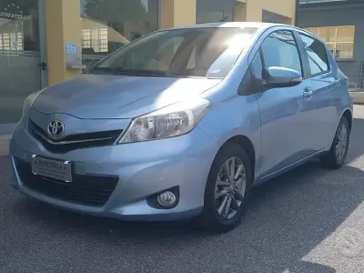 Usata Toyota Yaris Active 69 CV (50 kW) 2014 Blu Utilitaria