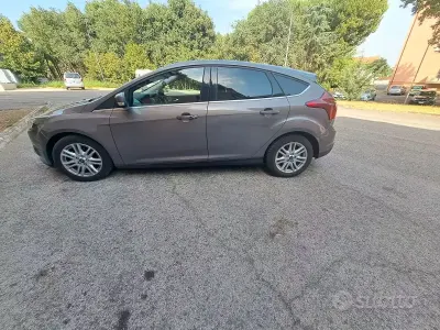 Usata Ford Focus 115 CV (84 kW) 2014 Grigio Berlina