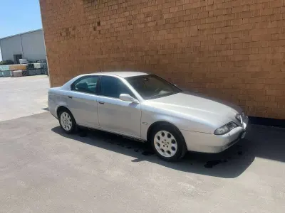 Usata Alfa Romeo 166 Distinctive 140 CV (102 kW) 2001 Argento Berlina