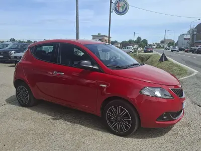 Usata Lancia Ypsilon 69 CV (50 kW) 2022 Rosso Utilitaria