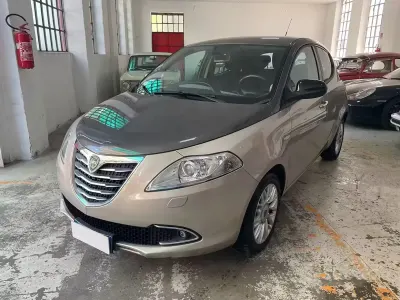 Usata Lancia Ypsilon 69 CV (50 kW) 2015 Grigio Utilitaria