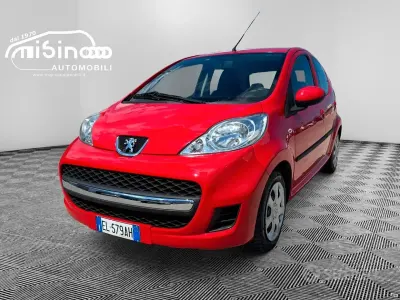 Usata Peugeot 107 Active 68 CV (50 kW) 2012 Rosso Utilitaria