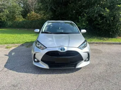 Usata Toyota Yaris Hybrid Business Edition 116 CV (85 kW) 2022 Grigio metallizzato chiaro Berlina