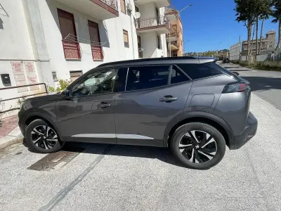 Usata Peugeot 2008 Allure 131 CV (96 kW) 2023 Grigio SUV