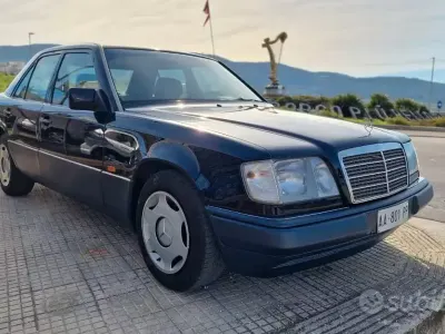 Usata Mercedes E200 136 CV (100 kW) 1994 Blu Berlina