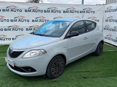 Usado Lancia Ypsilon 69 HP (50 kW) 2018 Prateado Citadino