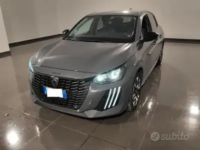 Usata Peugeot 208 Allure 101 CV (74 kW) 2025 Grigio Utilitaria