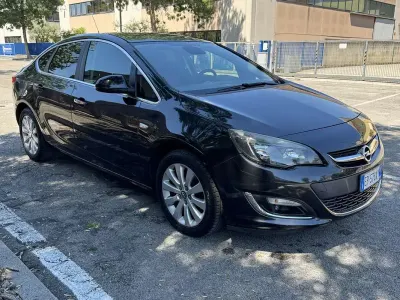 Usata Opel Astra Edition 110 CV (80 kW) 2013 Nero Berlina