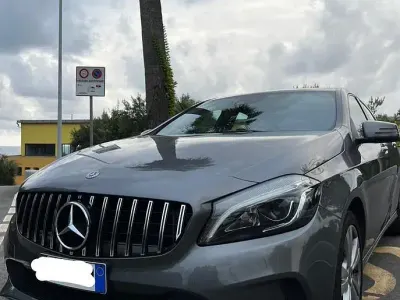 Usata Mercedes A180 109 CV (80 kW) 2017 Grigio Utilitaria